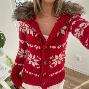 Abercrombie & fitch kofta med päls  - En kofta med päls från Abercrombie & fitch i storlek XL (KIDS) ~ XS. Tröjan bedöms vara i mycket fint skick. Jag skickar ditt köp inom 24h. Se liknande zip i min profil!