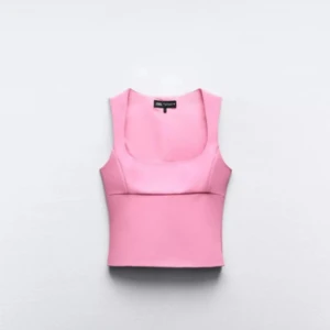 Rosa croppad linnetopp från Zara - Säljer en snygg rosa croppad linnetopp från Zara. Perfekt att styla med jeans eller kjol för en trendig look.