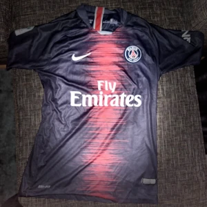 Psg t-shirt neymar JR NMR 10  - Är i bra skick storlek 176, kan byta också 
