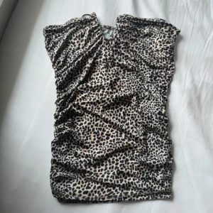 Leopard topp🩷 - Så fin topp med v-ringning fram och scrunch på sidorna🤞🏼🤎 använd enstaka gånger så som ny!!