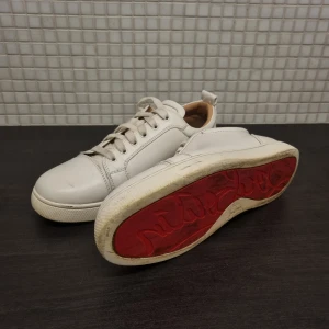 Louboutin skor herr  - Ett par klassiskt vita louboutin skor som passar en elegant stil och är för dig som vill stå ut. Skorna är i storlek 42 men sitter lite stort så jag skulle säga 42.5. Priset är diskutabel vid snabb affär. Med mer frågor kontakta privat 😃