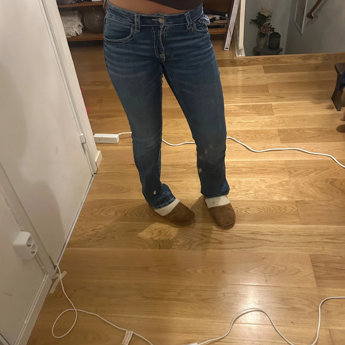 Blå jeans med broderad bakficka - 2