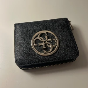 Guess Bluebell Compact Coal Portfolio - Söt plånbok från Guess, inga defekter. 