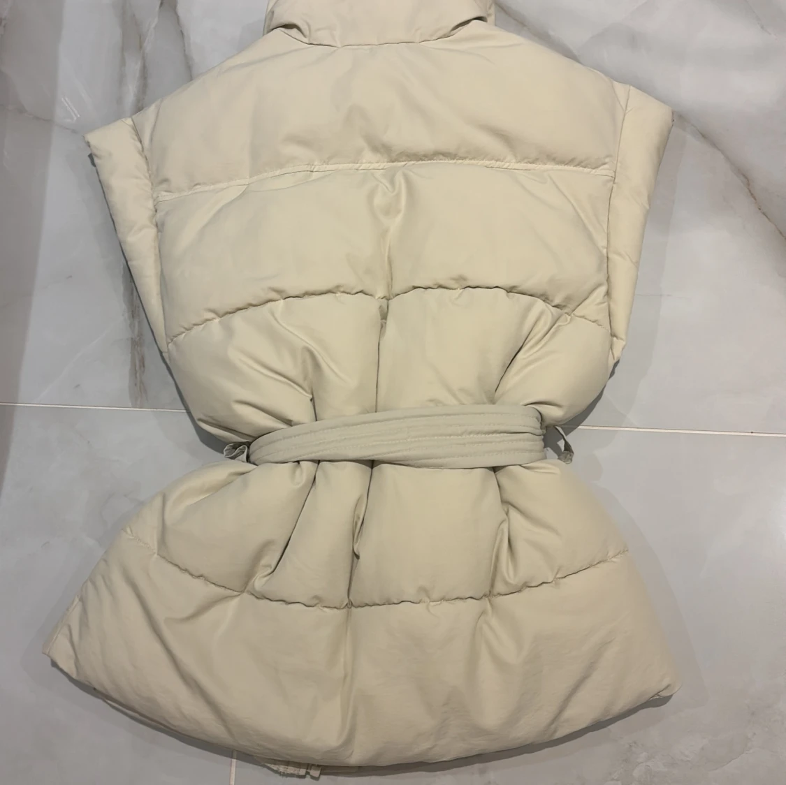 Beige quiltad dunväst med bälte - 2