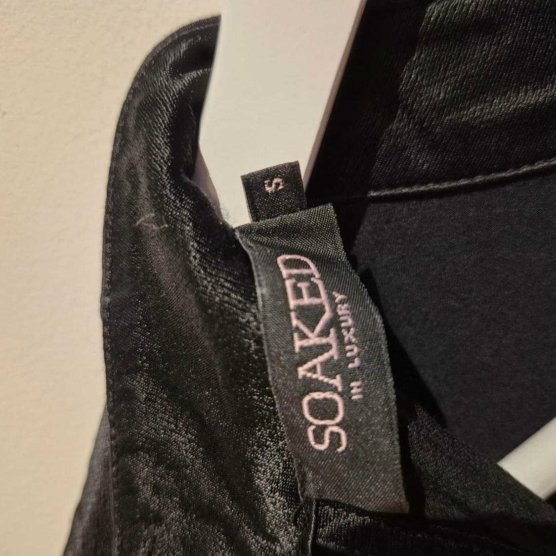 Svart satinklänning Soaked in Luxury - 2