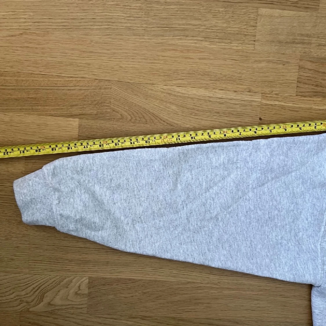 Grå hoodie med blå text  - 4