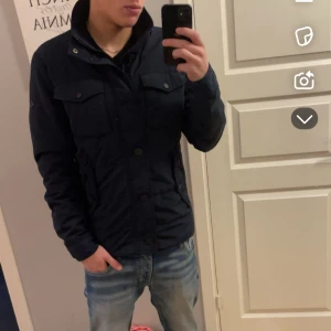 J.Lindeberg jacka - Säljer nu min mörkblå J.lindeberg jacka i storlek M. Jackan är i nyskick. Hör av er vid frågor och intresse!