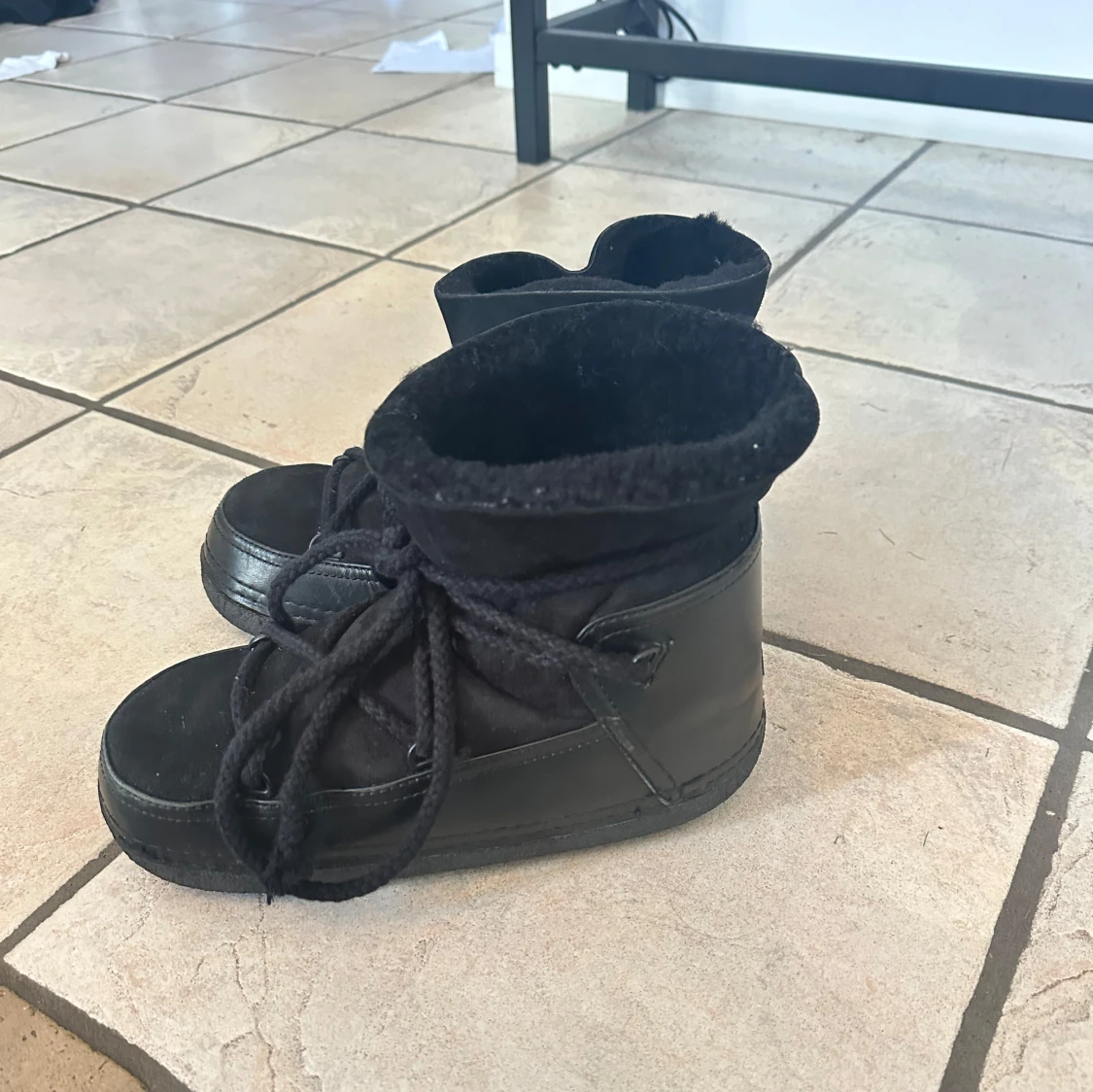 Svarta Inuikii moon boots i mocka - 1