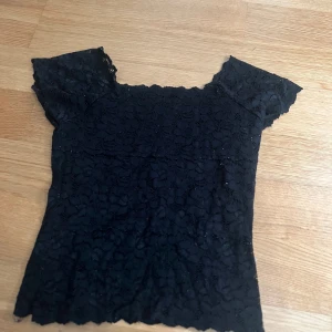 Topp - Säljer denna topp. Står verken storlek eller vart den är köpt men jag skulle säga att storleken är XS-M. Vid intresse är det bara att höra av sig❤️