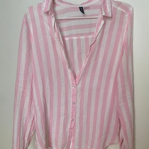 Rosa och vit randig skjorta H&M Divided - Säljer skjorta från H&M Divided i storlek 36. Skjortan är rosa och vit med vertikala ränder. Går att fråga om prissänkning. Tvättas innan den skickas