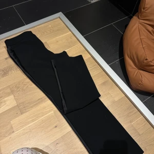 Svarta raka kostymbyxor - Snygga svarta kostymbyxor med raka ben och enkel design. 