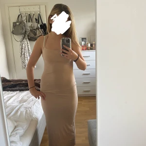 Klänning - Tajt lång klänning i storleken xs-s.  andvänds inte då färgen inte riktigt passar mig