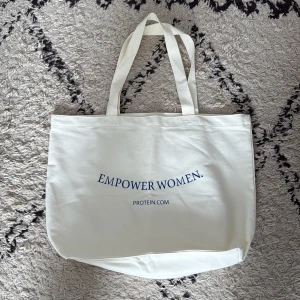 Tygväska/shopper/strandväska från Protein.com - Vit tygväska/shopper/strandväska från Protein.com. 