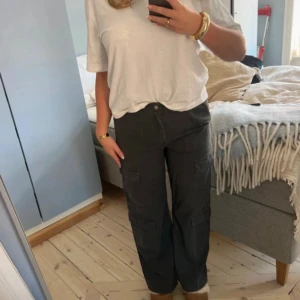 Gråa cargo byxor Zara - Använda ett fåtal gånger i mycket bra skick, storlek 40 men skulle säga passar M. Gråa cargo byxor ifrån Zara