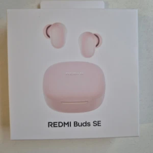REDMI Buds SE rosa - Nya REDMI Buds SE trådlösa hörlurar med Bluetooth 5.4. Förseglad förpackning, ingen synlig skada eller slitage.