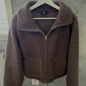 Teddyjacka från 157 - Säljer min bruna Teddyjacka som användes förra höst säsongen🧸🍂🤍