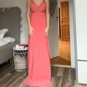 Balklänning i vintage stil  - Superfin, öppen rygg, oanvänd, korall/rosa/aprikos i färgen 