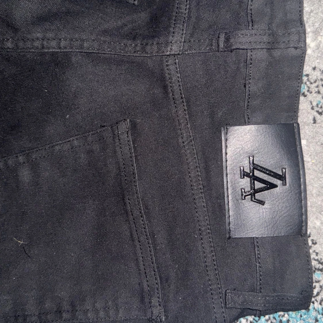 Svarta jeansbyxor från Karl Kani