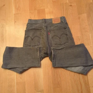 Levi's 501 grå jeans straight fit - Grå Levi's 501 jeans med klassisk rak passform och femficksdesign. Jeansen har knappgylf, tydliga bakfickor med Levi's signaturbrodyr och röd etikett. Tillverkade i slitstarkt denimtyg som ger en tidlös look. Har ett par mörkgrå, ett par ljusgrå och ett par ljusblå. Samma storlek modell och skick. 350:- st eller 800:- för alla tre