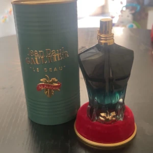 Jean Paul Gaultier Le Beau Parfum - Stilren parfym från Jean Paul Gaultier, Le Beau Le Parfum. Snygg flaska och förpackning som sticker ut i samlingen. Perfekt för dig som vill ha något unikt och trendigt. Ganska ny skick används ett par gånger bara.