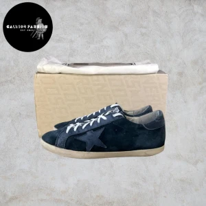 Golde goose i blå mocka - Såld