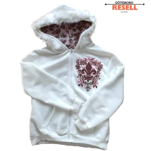 Vit y2k zipup hoodie - Helt ny vit hoodie med dragkedja, texten “lost souls” och rhinestones på framsidan. Skick 10/10 aldrig använd. Fuskpälsen är avtagbar. Skriv gärna om du har frågor, priser kan diskuteras🩷⚜️