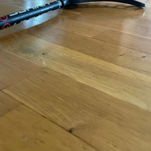 Unihoc Player 29 Flex Floorball Stick - Unihoc Player 29 Flex innebandyklubba i svart med röda detaljer. Flex 29 för bra kontroll och skott. Klubbans skick är mycket gott, med minimalt slitage synligt på skaftet och bladet. Perfekt för både träning och matchspel. Pris kan diskuteras .