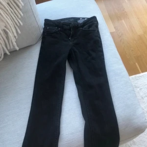 Svarta jeans från Zara, storlek 32 - Svarta jeans från Zara i klassisk femficksmodell. Jeansen är bootcut, tillverkade i mjukt denimtyg. Perfekta för dig som gillar en enkel och stilren look. Storlek 32.