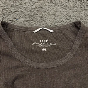 Brun tröja - Säljer denna bruna tröja, mycket stretchigt material och skönt. Tveka inte att fråga!💕💕