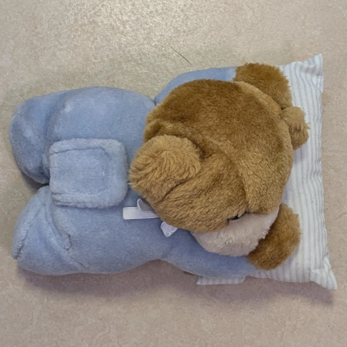 Söt björn liggande på en kudde - 1