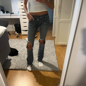 Miss sixty jeans - Raka miss sixty jeans, har en slitning på baksidan som inte syns när man har på sig dem