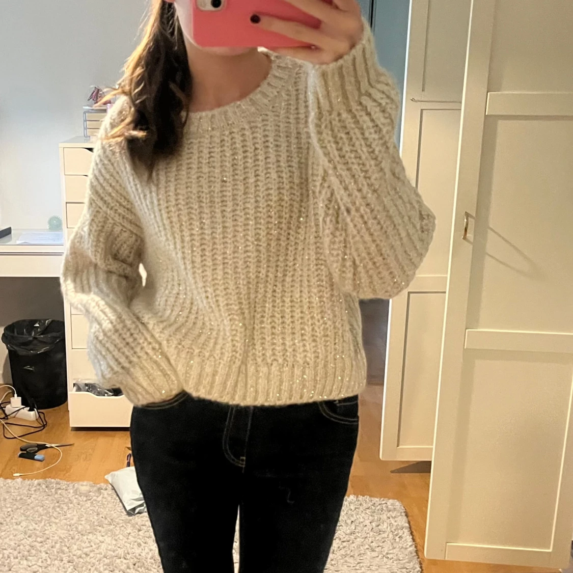 Beige stickad tröja med guldglitter