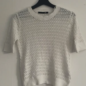 Vit stickad topp från 157 - Vit virkad t-shirt  från Lager 157 i storlek XS. 