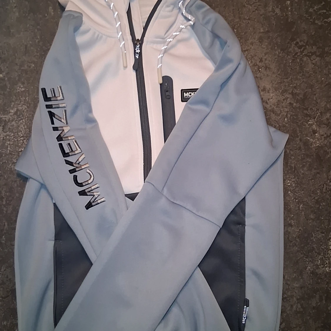 Ljusgrå vindjacka från McKenzie
