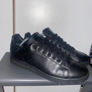 Svarta Adidas Stan Smith sneakers - Ett par svart sneakers från Stan Smith. Skorna är i riktig bra skick. Ny pris 1300kr. Priset går att prata om.