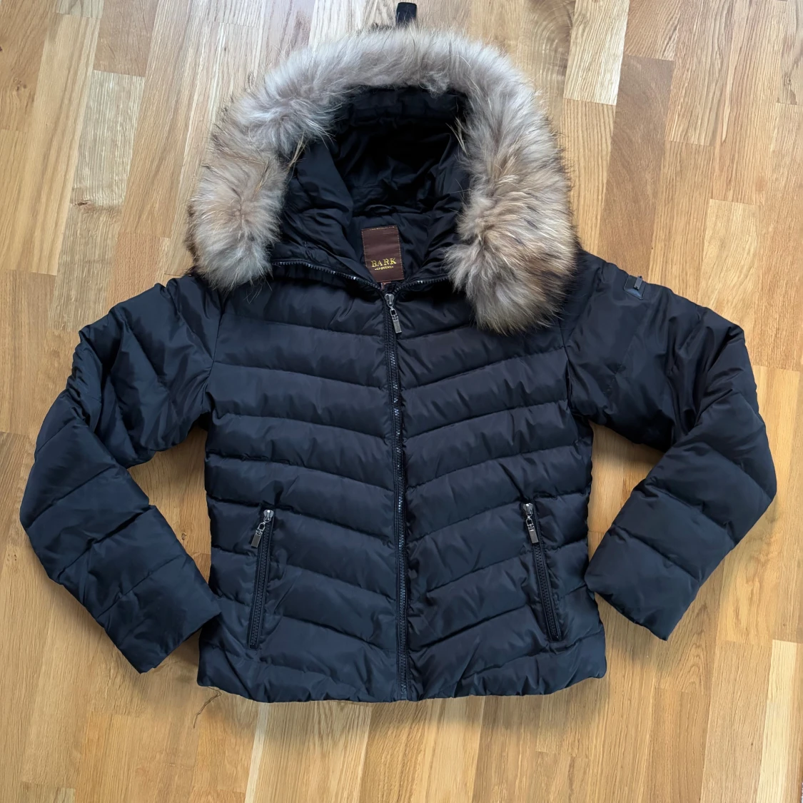 Svart dunjacka Bark of Sweden pälskrage strl 38