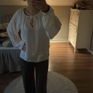 Vit blus med knytning från 157 - Säljer en luftig vit blus från 157 i storlek XS. Blusen har långa ärmar, rund halsringning med knytning och dekorativa sömmar nertill. Den är helt oanvänd och lappen kvar💗 stor i storlek 