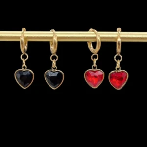 Guldörhängen med hjärtan i svart och rött - Fyra snygga örhängen. Säljs i par .Ett par örhängen kostar-130kr.Längd-3cm. Guldörhängen med hjärtan i svart och rött