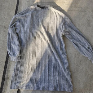 Grå ribbad stickad tröja från SHEIN - Mysig grå stickad tröja från SHEIN i storlek XL. Tröjan har ett ribbat mönster, rund halsringning och långa ärmar med breda muddar. Perfekt för lager-på-lager och chill dagar. Enkel och stilren design som funkar till det mesta.