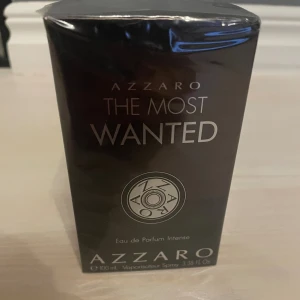 Azzaro The Most Wanted EdP 100ml - Azzaro The Most Wanted Eau de Parfum Intense, 100 ml. En parfym med cool design och stark attityd. Perfekt för dig som vill sticka ut och ta plats. "Life is a celebration! Step into the light and enjoy the moment. It’s your time to shine."