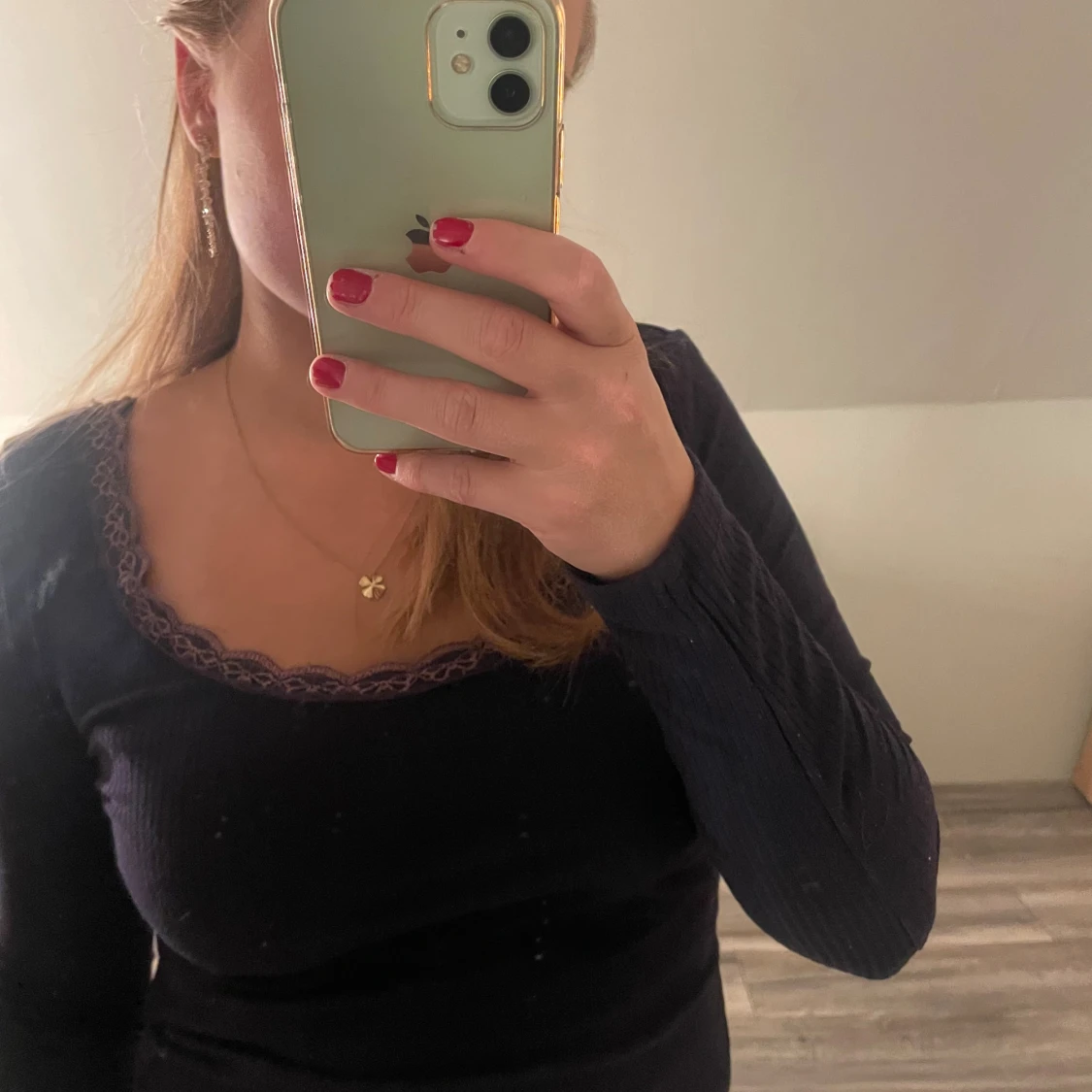 Marinblå ribbad långärmad topp med spets - 1