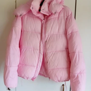 Ljusrosa pufferjacka Bik Bok - Säljer en ljusrosa pufferjacka från Bik Bok. Jackan har en oversized passform med långa ärmar. Perfekt för kalla dagar när du vill vara både varm och snygg.