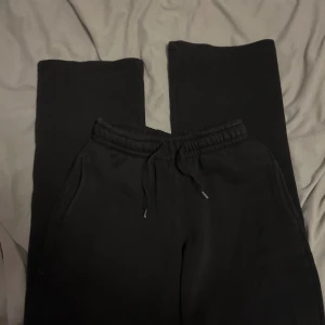 Svarta mjukisbyxor från Gina  - Snygga svarta mjukisbyxor från Gina med raka ben. 