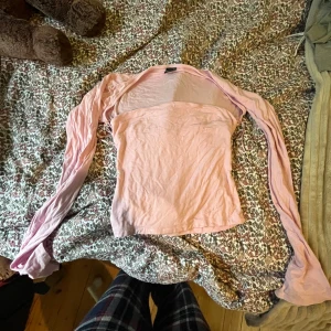 Ljusrosa croppad topp Gina Tricot - Säljer en ljusrosa långärmad tröja från Gina tricot. Den har används en gång och är helt ren men lappen finns inte kvar och pris går såklart att diskutera 