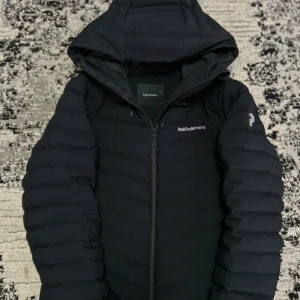 Peak performance skidjacka - ✨ Till salu ✨ Peak Performance Frost Ski Down Jacket – storlek M. En riktigt varm och lätt dunjacka som funkar både i backen och till vardags. Klassisk Peak-design, hög kvalitet och riktigt skön passform.  ✅ Storlek: M ✅ Perfekt för skidåkning eller vinterbruk ✅ Fint skick  💰 nypris: Ca 5000kr 📍 Finns att hämta i Göteborg eller kan skickas.  Skicka PM vid intresse! Pris går alltid att diskutera 