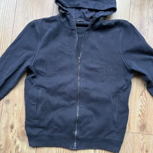 Svart hoodie från Massimo Dutti - Mörkblå hoodie från Massimo Dutti med dragkedja hela vägen. Storlek L men sitter M/S skulle jag säga 