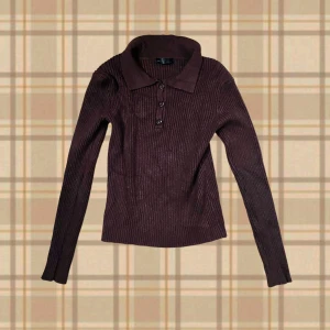 Brun stikad pikétröja - Mörkbrun stickad pikétröja med krage, storlek M, men väldigt stretchy så passar S-L. I bra skick och väldigt bekväm!