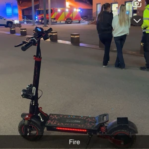 iScooter Elektrisk Scooter - Kraftfull elektrisk scooter från iScooter med digital display, LED-belysning och robust däck. Mätarställning visar 758 km. Något bruksslitage syns men överlag gott skick. Perfekt för pendling eller fritid. Kp för mer information (byter gärna mot kukirin g2)