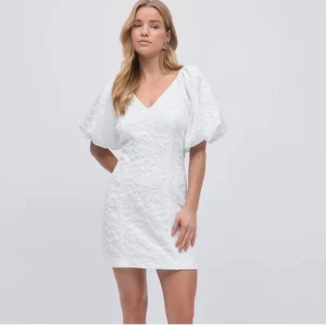 Vit kort klänning med puffärm - As snygg klänning från Gina, som är slutsåld🩷endast använd en gång. Perfekt inför festliga tillfällen som white party eller annat🩷