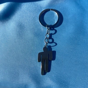 BILLIE EILISH - blohsh - keychain - [Denna produkt är ej äkta merch, endast inspirerad av Blohsh märket] 1st Keychain med BILLIE EILISH inspirerat motiv. Alla BILLIE EILISH beställningar kommer med foto + BILLIE EILISH sticker. Alla beställningar kommer med freebies!
